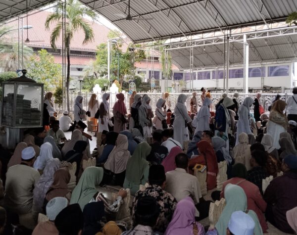 Suasana Makam Sunan Ampel di Hari Peringatan Isra Mikraj