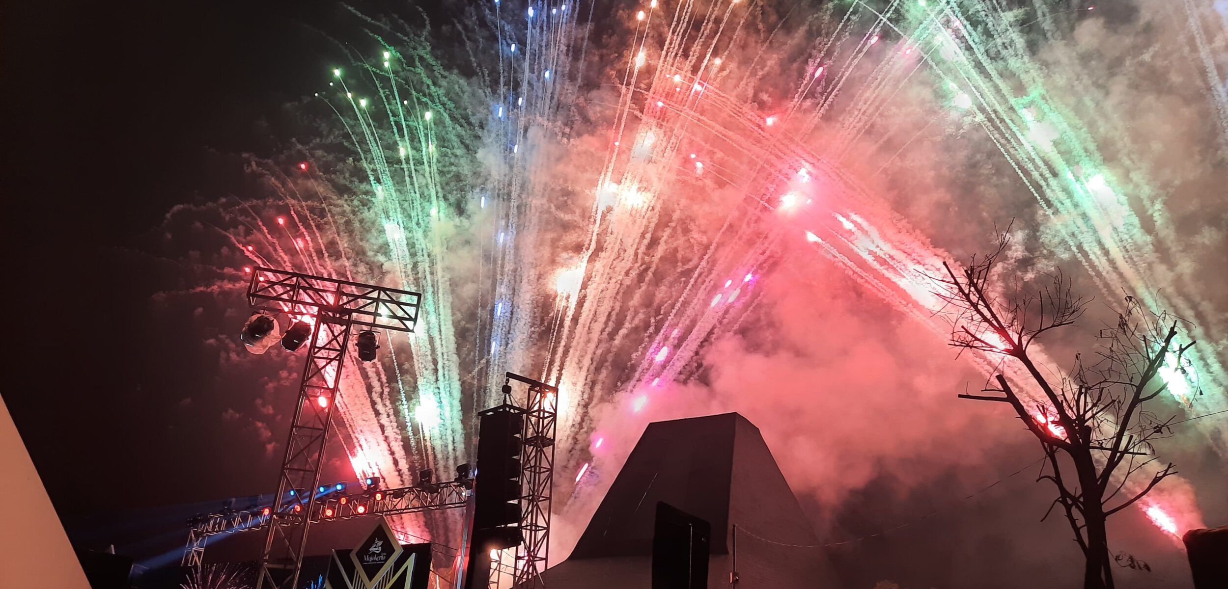 Meriahnya Pesta Kembang Api Tahun Baru 2025, Warga Kota Mojokerto Padati Taman Bahari dan Jembatan Rejoto