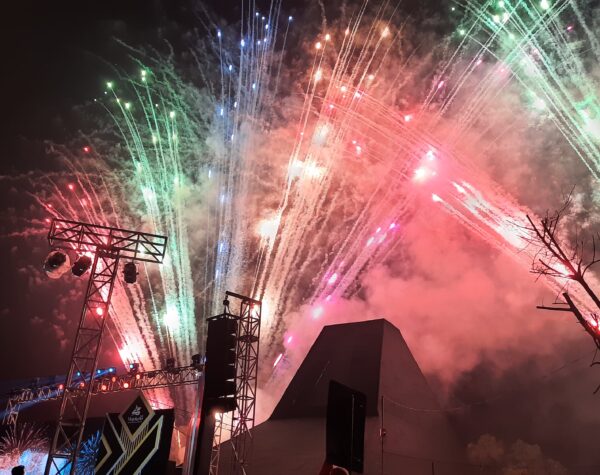 Meriahnya Pesta Kembang Api Tahun Baru 2025, Warga Kota Mojokerto Padati Taman Bahari dan Jembatan Rejoto