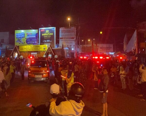 IMG 20250101 WA0061 1 Detik-detik Pergantian tahun baru 2024 - 2025, ambulans relawan Mojokerto menyalakan suara sirine secara bersamaan di Bundaran Pacet, Selasa (31/12/2024) dini hari (Andy / Kabarterdepan.com)