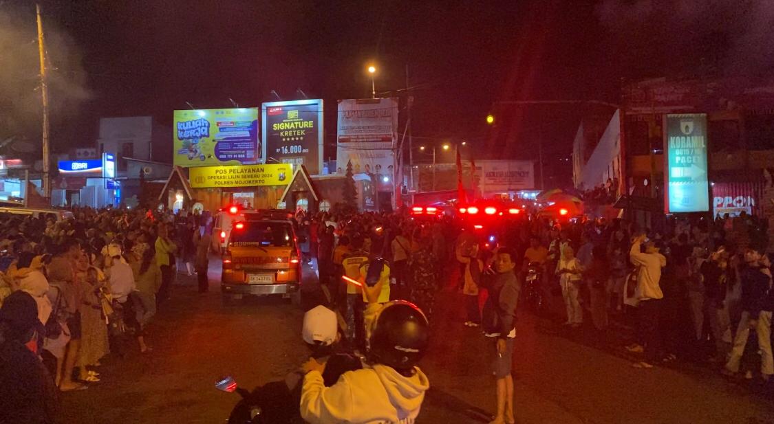 Detik-detik Pergantian tahun baru 2024 - 2025, ambulans relawan Mojokerto menyalakan suara sirine secara bersamaan di Bundaran Pacet, Selasa (31/12/2024) dini hari (Andy / Kabarterdepan.com) 