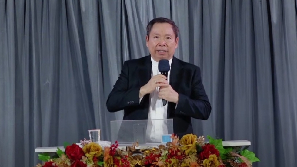 Dalam khotbahnya, Pendeta Dr. Samuel Hosea mengingatkan, jemaat untuk melakukan pekerjaan baik dalam Kristus, Selasa (31/12/2024) (Steven / Kabarterdepan.com)