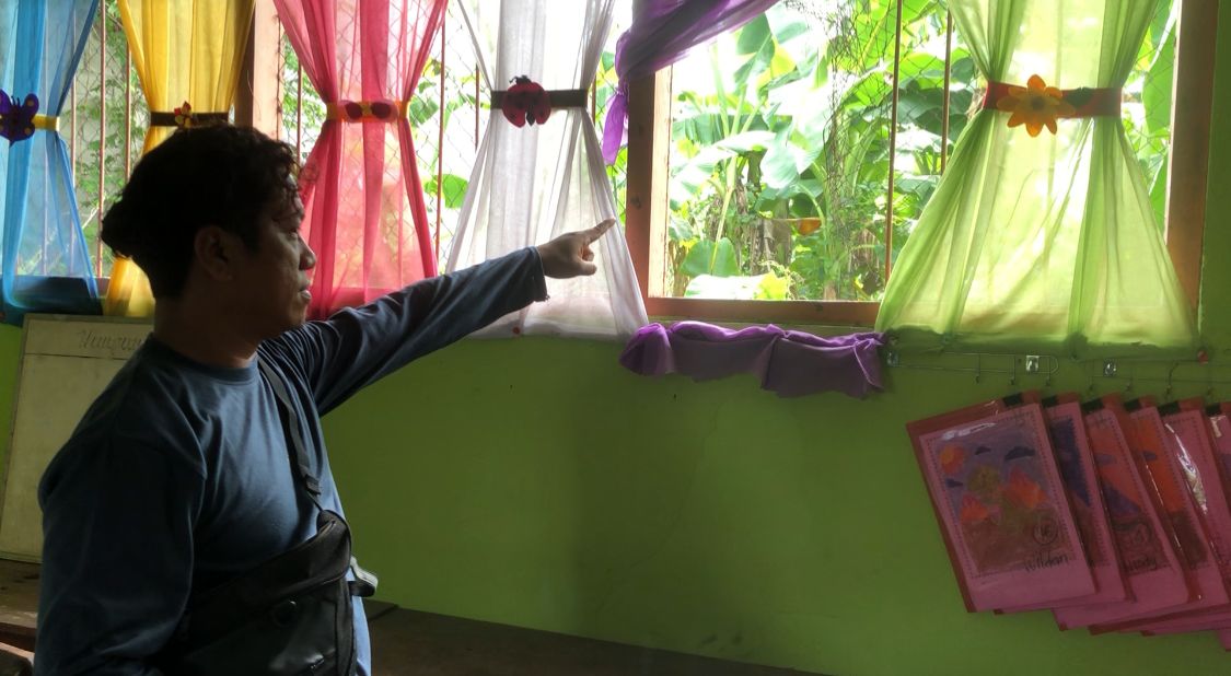 Kondisi jendela di ruang kelas 1 SDN Sukoanyar Ngoro yang dirusak pencuri, Kamis, (1/1/2025) pagi (Andy / Kabarterdepan.com) 