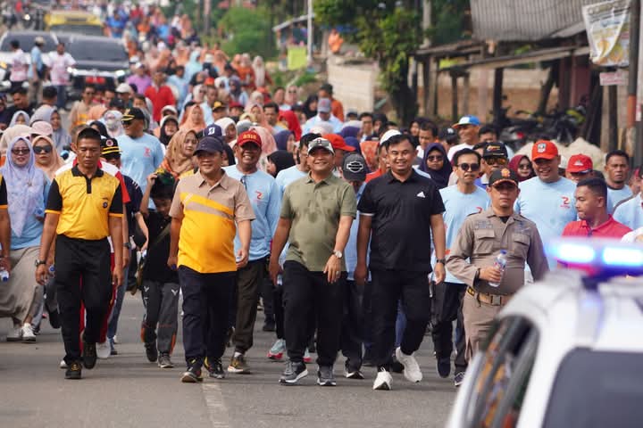 Ribuan Warga Dharmasraya Ikuti Jalan Santai Bersama Bupati Sutan Riska