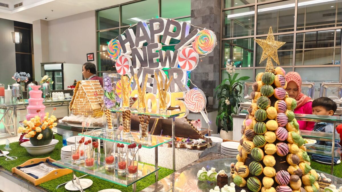 Aneka kue yang juga menjadi suguhan di New Year's Eve All You Can Eat & Live Music Performance di Emerald Bistro, Ayola Sunrise Mojokerto Hotel, Selasa (31/12/2024) malam (Innka / Kabarterdepan.com) 