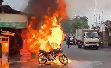 Bikin Panik, Motor Thunder Terbakar di tengah Jalan, Pemilik Langsung Kabur