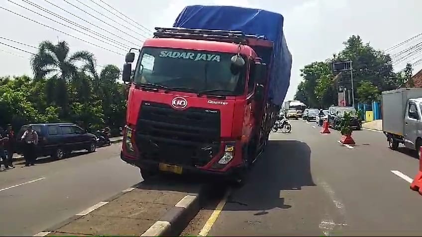 Truk Fuso ini Tersangkut ke Median Jalan di Bypass Mojokerto hingga Macet