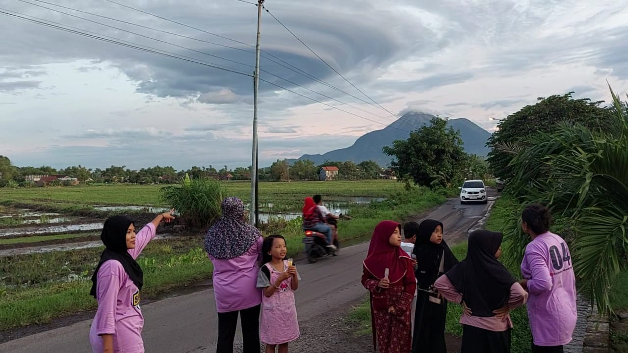 Warga memfoto fenomena awan Lentikularis terlihat di Desa Tunggal Pager, Kecamatan Pungging, Kabupaten Mojokerto, Rabu (8/1/2025) sore (Andy / Kabarterdepan.com) 
