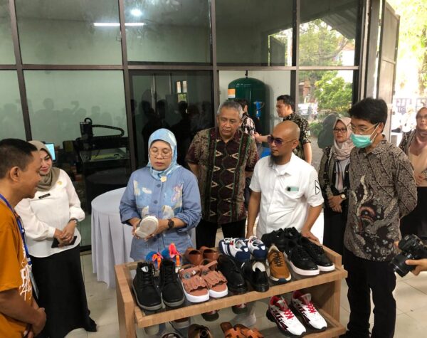 Dirjen IKMA Kemenperin RI Meninjau IKM Sentra Alas Kaki di Kota Mojokerto