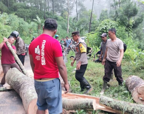 Sigap! Polisi dan Warga Bersama Tangani Longsor di Ponorogo, Jalur Ngrayun-Jajar Lancar Kembali