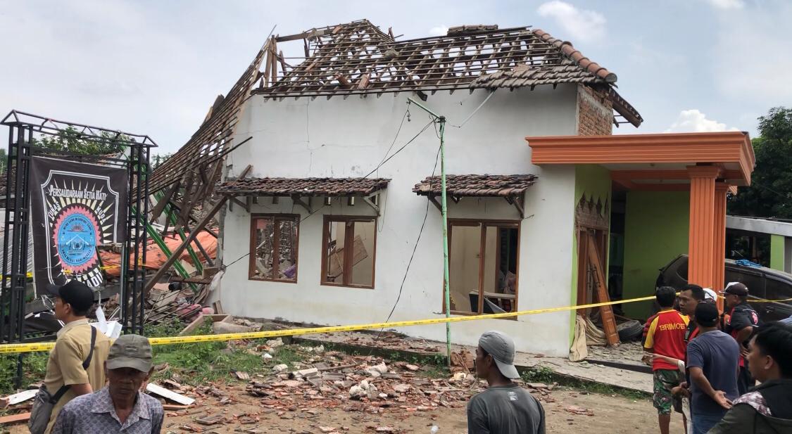 Kondisi rumah yang ambruk di Desa Sumolawang, Kecamatan Puri, Kabupaten Mojokerto, Senin (13/1/2025) pagi (Redaksi / Kabarterdepan.com) 