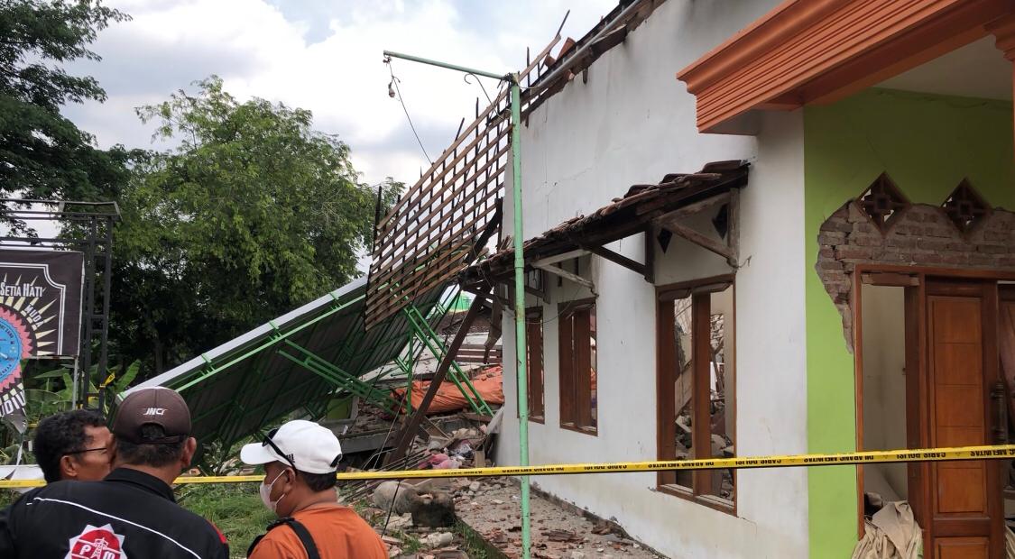 Kondisi rumah yang ambruk di Desa Sumolawang, Kecamatan Puri, Kabupaten Mojokerto, Senin (13/1/2025) pagi terpasang garis polisi (Redaksi / Kabarterdepan.com) 