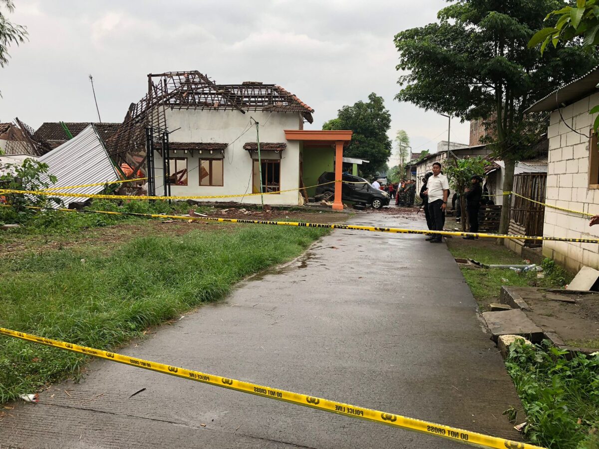 Polisi melakukan olah TKP rumah yang meledak di Desa Sumolawang, Kecamatan Puri, Kabupaten Mojokerto, Senin (13/1/2025) (Redaksi / Kabarterdepan.com) 