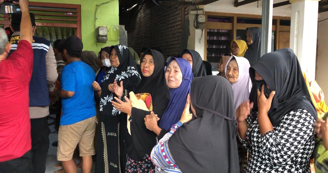 Suasana rumah duka Luluk Sudarwati, sosok korban meninggal dunia akibat rumah polisi yang meledak di Desa Sumolawang, Kecamatan Puri, Kabupaten Mojokerto, Senin (13/1/2025) (Redaksi / Kabarterdepan.com) 