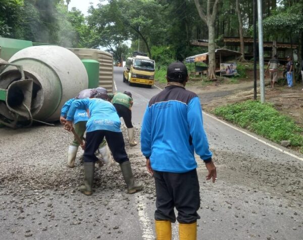 Kondisi truk saat terguling di jalur wisata, jalan tanjakan Desa Jatijejer, Kecamatan Trawas, Kabupaten Mojokerto, Senin (13/1/2025) siang sekitar pukul 13.30 WIB (Andy / Kabarterdepan.com) 