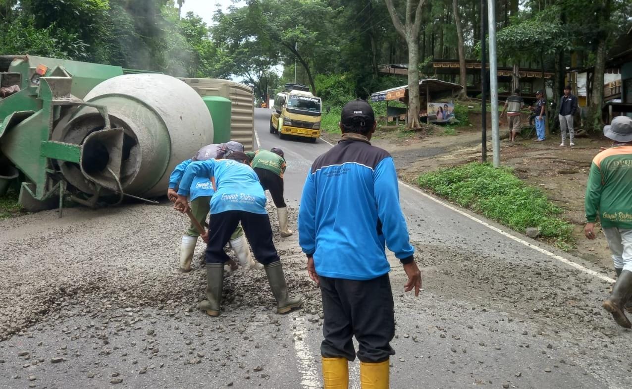 Truk Molen Bermuatan Bahan Cor Terguling di Jalur Tanjakan Trawas