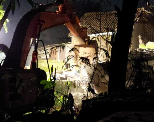Datangkan Alat Berat, Olah TKP Rumah Polisi di Puri Mojokerto yang Meledak Digelar Berlangsung hingga Malam