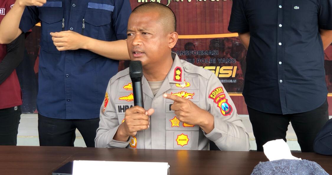 Kapolres Mojokerto, AKBP Dr Ihram Kustarto saat konferensi pers, Selasa (14/1/2025) (Redaksi / Kabarterdepan.com) 