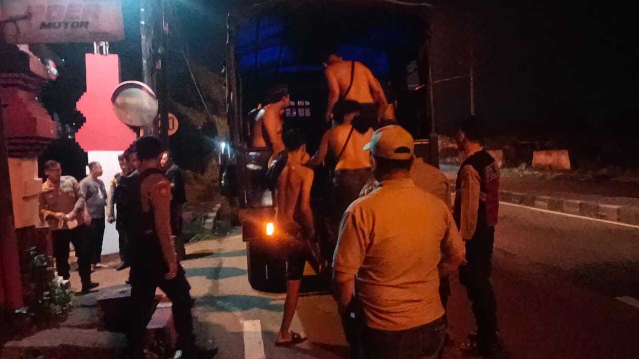 Sejumlah remaja yang diamankan polisi di Jalan Raya Lengkong, Desa Domas, Kecamatan Trowulan, Kabupaten Mojokerto, Senin (13/1/2025) malam kemarin (Andy / Kabarterdepan.com) 