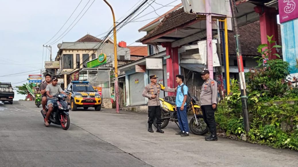 Giat Sate Kerang Pagi, Kapolsek Pacet Ajak Pelajar dan Pengguna Jalan Tertib Berlalu Lintas
