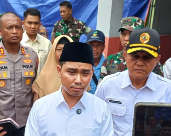 Pastikan Pemda Hadir, Gus Barra Berikan Bantuan ke Pemilik Rumah yang Rusak Akibat Ledakan
