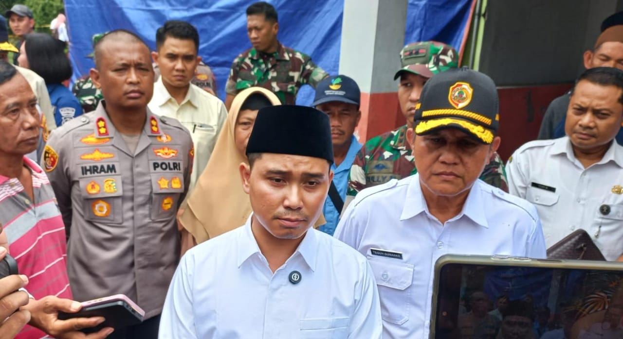 Wakil Bupati Mojokerto Muhammad Al Barraa bersama Forkopimda meninjau lokasi rumah yang terdampak ledakan, Rabu (15/1/2024) (Andy / Kabarterdepan.com) 