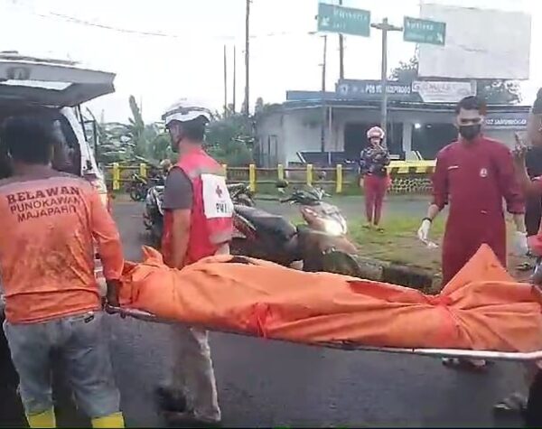 Relawan mengevakuasi jenazah korban kecelakaan di Jalan Raya Desa Jampirogo, Kecamatan Sooko, Kabupaten Mojokerto, Rabu (15/1/2025) pagi (Andy / Kabarterdepan.com) 