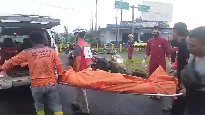 Relawan mengevakuasi jenazah korban kecelakaan di Jalan Raya Desa Jampirogo, Kecamatan Sooko, Kabupaten Mojokerto, Rabu (15/1/2025) pagi (Andy / Kabarterdepan.com) 