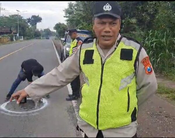 Polres Ngawi Tandai Jalan Berlubang untuk Cegah Kecelakaan