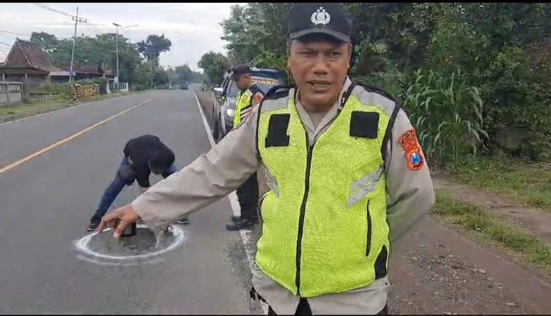 Polres Ngawi Tandai Jalan Berlubang untuk Cegah Kecelakaan