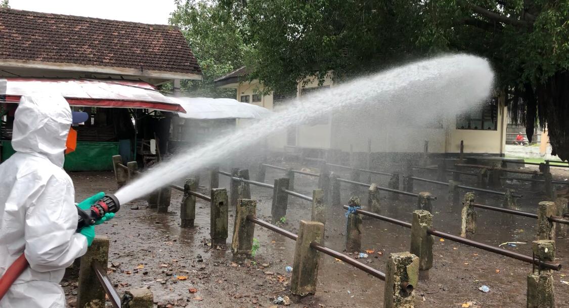 Petugas pemadam kebakaran melakukan penyemprotan disinfektan untuk antisipasi penyebaran PMK di Pasar Hewan Ngrame, Jumat (17/1/2025) (Andy / Kabarterdepan.com) 