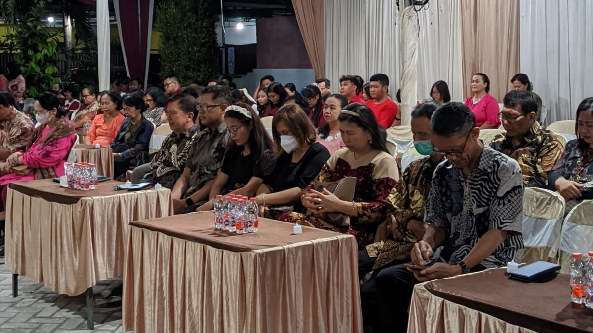 Suasana khusuk ibadah Natal warga Kristiani di Perumahan Mutiara Garden, Sabtu (11/1/2025) malam (Steven / Kabarterdepan.com) 