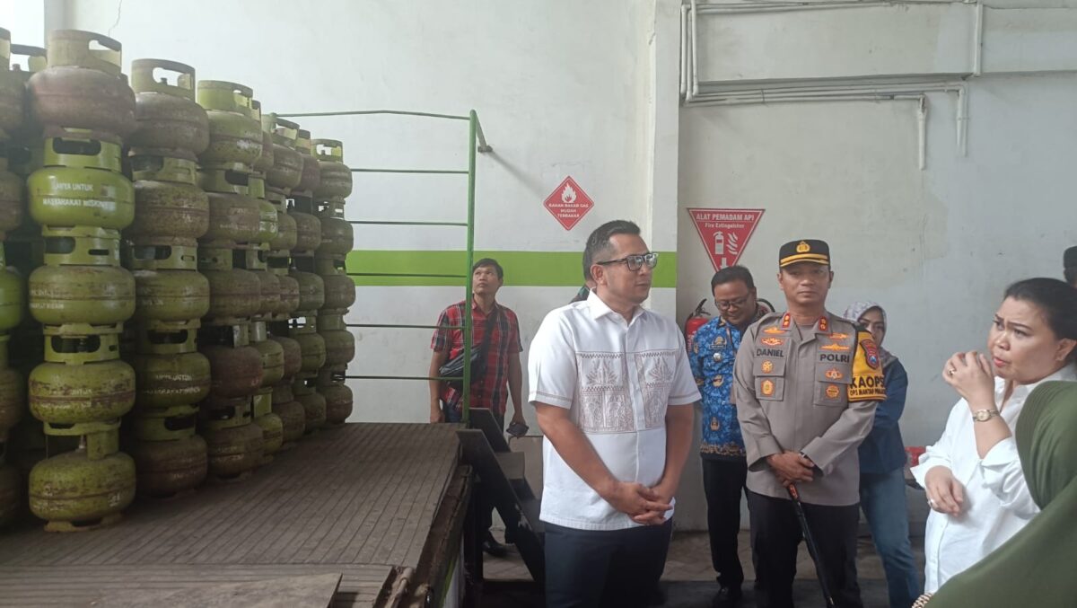 Pj Wali Kota Mojokerto, Moh Ali Kuncoro bersama forkopimda saat melakukan sidak di pangkalan LPG Kota Mojokerto, Jalan Empunala, Kota Mojokerto, Jumat (17/1/2025) siang (Andy / Kabarterdepan.com) 