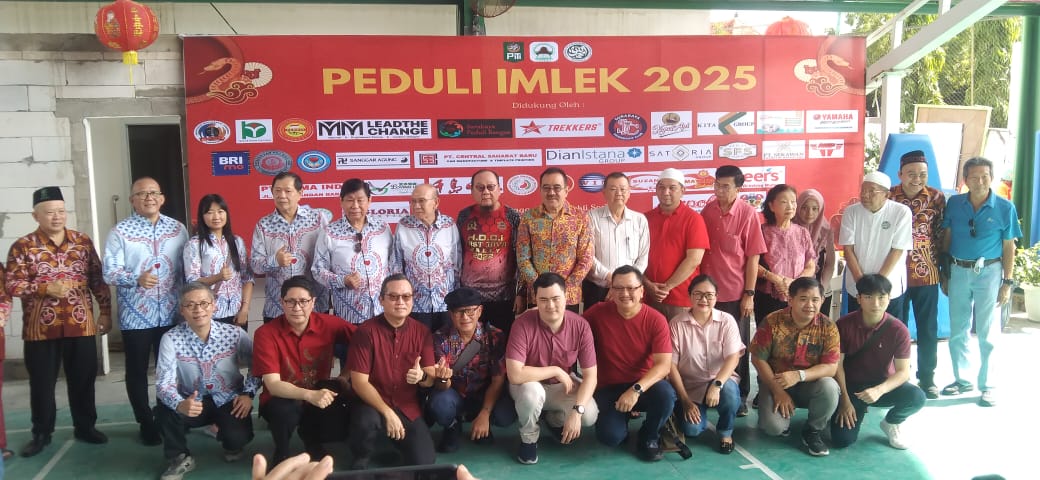 Pengusaha Tionghoa hingga Ketua Yayasan bahu-membahu dalam Peduli Imlek 2025 di Masjid Cheng Hoo, Sabtu (18/1/2025) (Steven / Kabarterdepan.com) 