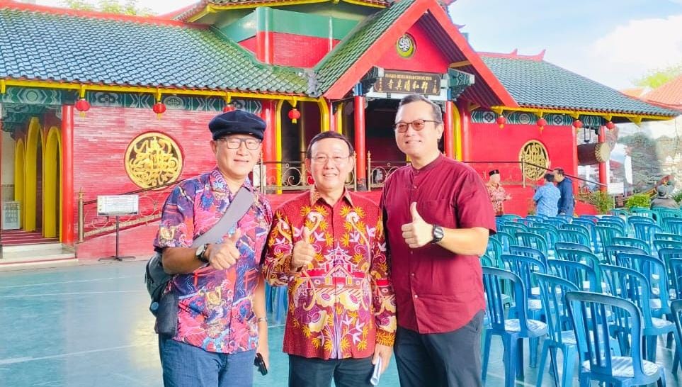 Ketua SFC Dendy Sean (Tengah) bersama Ketua Yayasan Muhammad Cheng Hoo, Nur Awi (paling kiri) dan Owner Asia Jaya Group Rony Chandra (paling kanan berkacamata) (Steven / Kabarterdepan.com) 