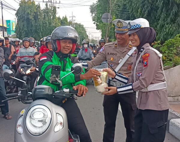 Jumat Berkah, Polres Kediri Kota Bagikan Sembako dan Pesan Tertib Lalu Lintas