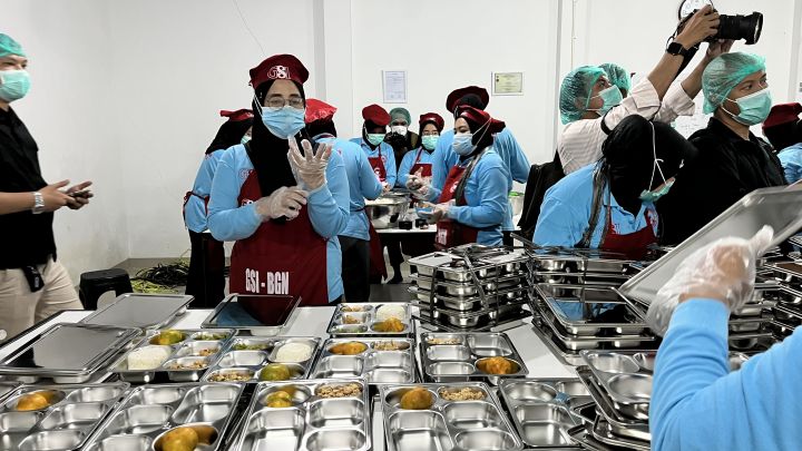 Ilustrasi Aktivitas penyiapan menu makanan program makan bergizi gratis di SPPG (Fransisco / Kabarterdepan.com) 