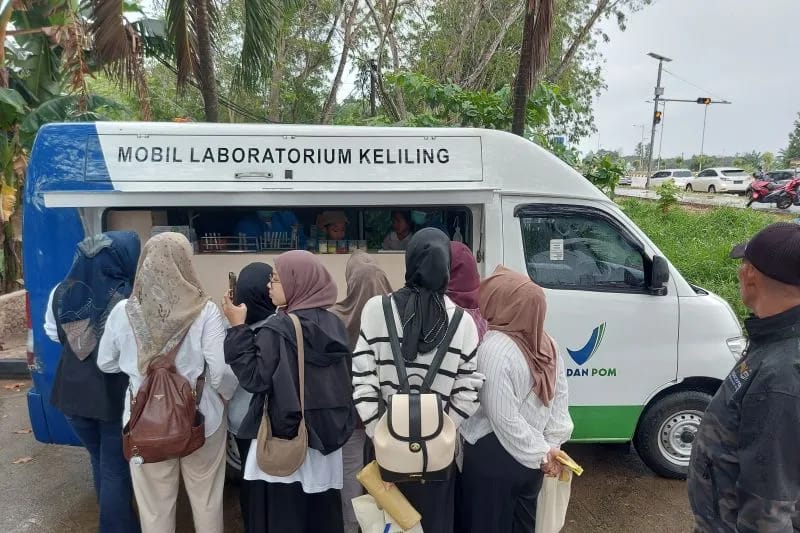 Sejumlah pengunjung HUT Ke-29 BPOM menyaksikan pengujian sampai jajanan pasar di Mobil Laboratorium Keliling Balai POM Batam, Kepulauan Riau, Minggu (19/1/2025) (Fransisco / Kabarterdepan.com)