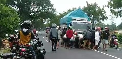 Hendak Beli Pentol, Remaja Putri di Dlanggu Diseruduk Truk Hingga Terseret Puluhan Meter