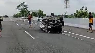 Kondisi mobil saat terbalik di ruas jalan Tol Jombang-Mojokerto, Desa Gondangmanis, Kecamatan Bandarkedungmulyo, Kabupaten Jombang, pada Senin (20/1/2025) siang (Redaksi / Kabarterdepan.com) 