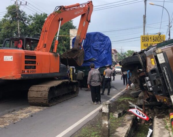 Terjadi Lagi, Truk Terguling Menabrak Pembatas Jalan Depan SPN Polda Jatim