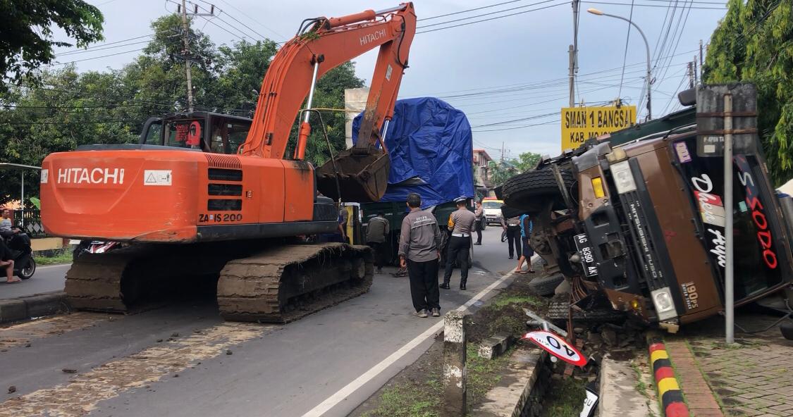 Terjadi Lagi, Truk Terguling Menabrak Pembatas Jalan Depan SPN Polda Jatim