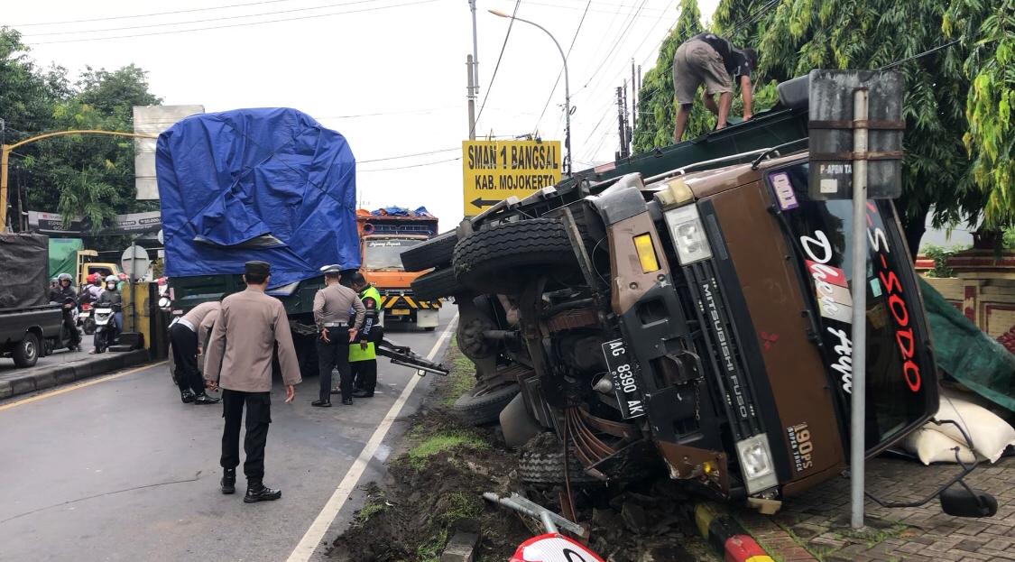 Ini Penjelasan Polisi Terkait Kecelakaan Truk Gandeng di Depan SPN Polda Jatim (Redaksi / Kabarterdepan.com) 