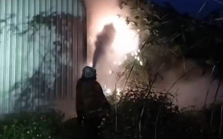 Pemadam kebakaran berusaha memadamkan percikan api di gudang milik Kusnoto di Dusun Jatisari, Desa Sumberjati, Kecamatan Mojoanyar, Kabupaten Mojokerto, Selasa (21/1/2025) pagi (Redaksi / Kabarterdepan.com) 