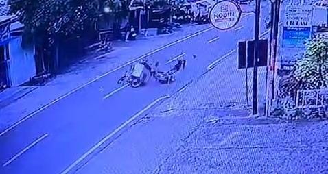 IMG 20250122 WA0012 1 Tangkapan layar CCTV yang memperlihatkan kejadian kecelakaan di Jalan Raya Mojosari-Pacet Desa Sampangagung, Kecamatan Kutorejo, Kabupaten Mojokerto (Redaksi / Kabarterdepan.com)