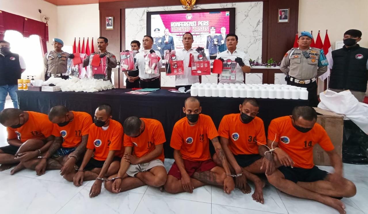 Seluruh tersangka saat dihadirkan dalam konfrensi pers di Mapolres Mojokerto Kota, Rabu (22/1/2025) siang (Redaksi / Kabarterdepan.com) 