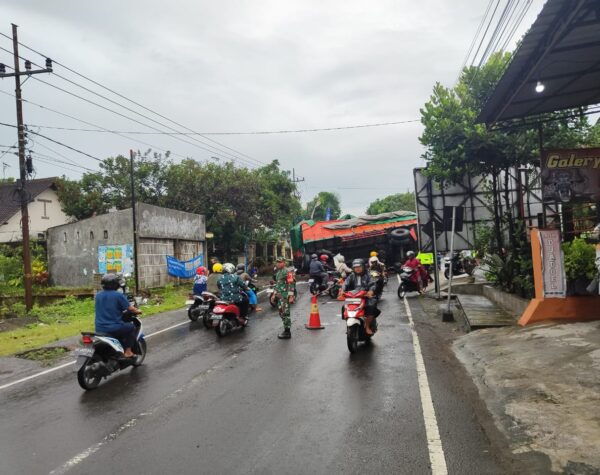 Truk Gandeng Terguling di Depan Kantor PKB Blitar, Polisi Rekayasa Lalu Lintas