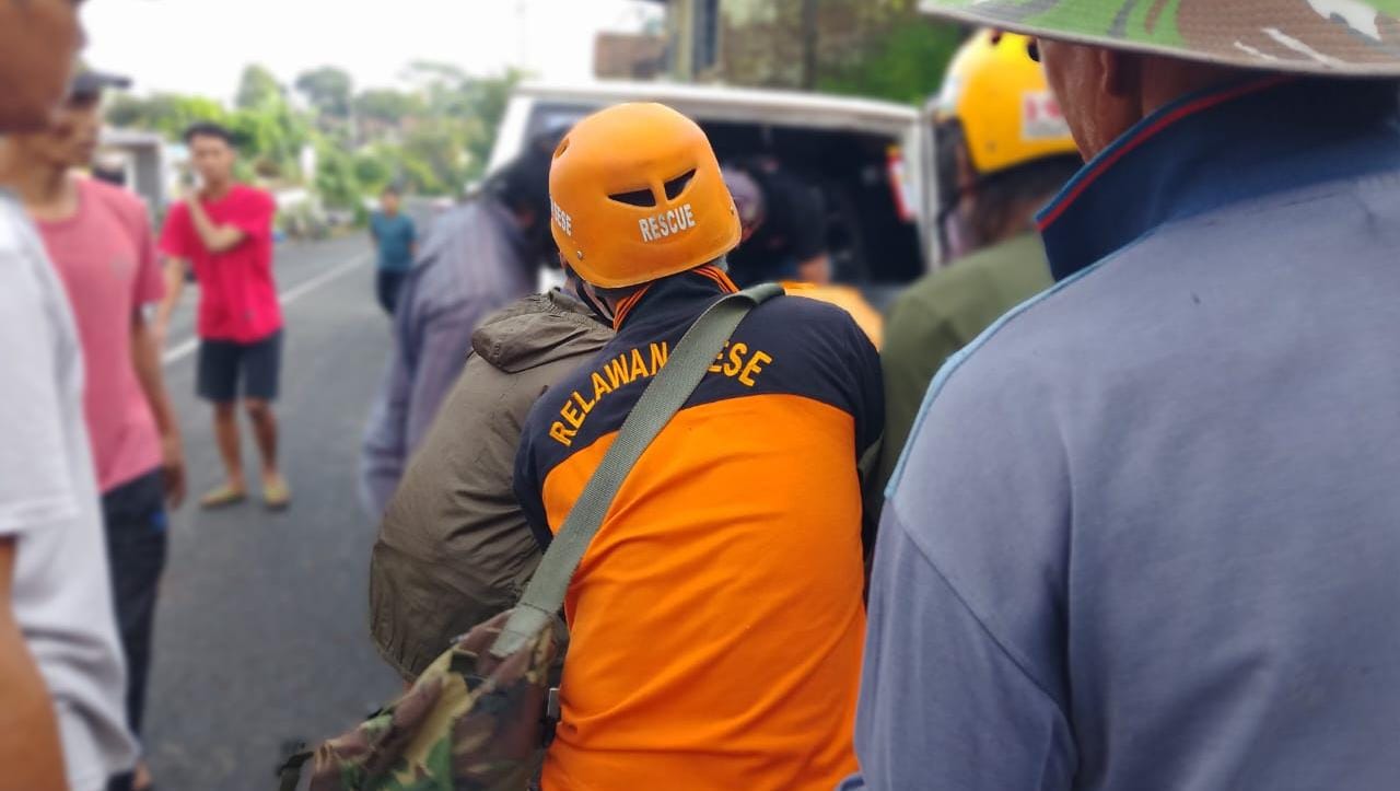 Relawan mengevakuasi korban kecelakaan di Jalan Raya Desa Sukosari, Kecamatan Trawas, Kabupaten Mojokerto, Jumat (24/1/2025) pagi sekitar pukul 07.00 WIB (Redaksi / Kabarterdepan.com) 