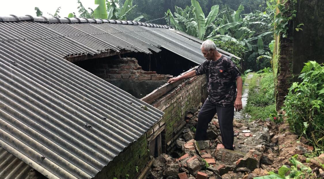 Kondisi bangunan yang tertimpa dinding rumah kosong di Desa Cembor, Kecamatan Pacet, Kabupaten Mojokerto, Kamis (23/1/2025) lalu (Redaksi / Kabarterdepan.com) 