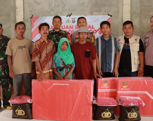 Polres dan TNI Bersinergi Bantu Korban Longsor di Badegan